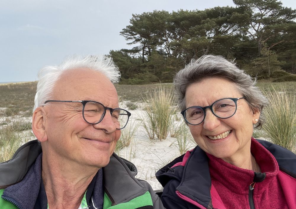 Frau am Strand, die mit Wasser spritzt.